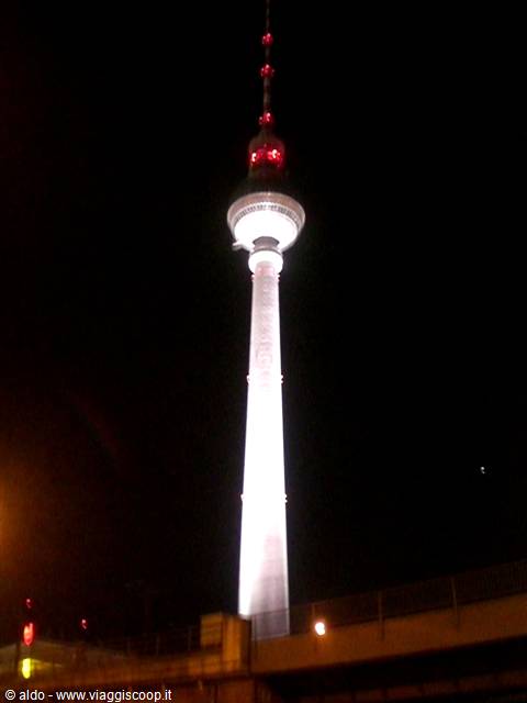 La torre della TV by night