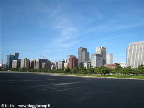 Tokyo Skyline dai giardini Imperiali
