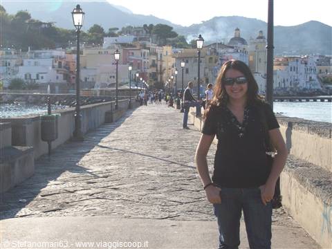 Ischia: Rossana sul ponte che porta al castello