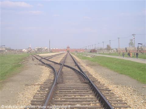 Birkenau, la banchina ferroviarie su cui si svolgevano le selezioni