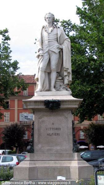 La statua di Vittorio Alfieri