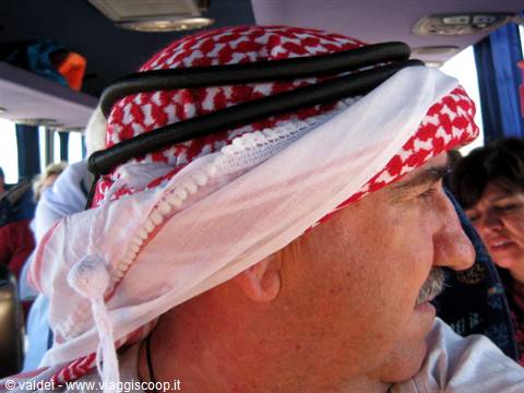 Giordania: Valter un italiano arabizzato con la tradizionale Kefia