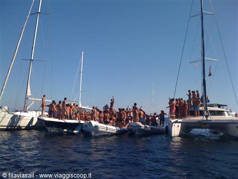 Ad Ibiza fanno feste galleggianti eccezionali, fiumi di birra e musica a gogo !!!