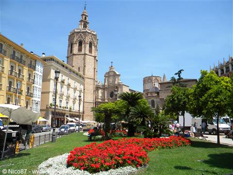 La cattedrale vista da Plaza Santa Catalina