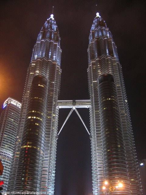 Kuala Lumpur - Petronas di notte