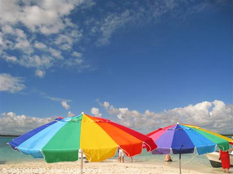 ombrelloni coloratissimi a Peterson Cay