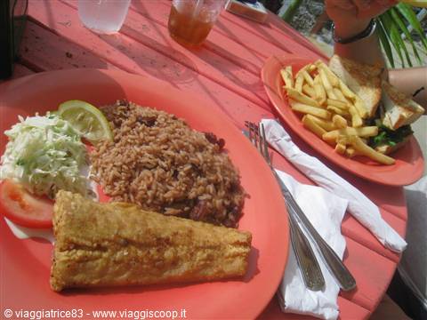Pranzo al Macabuca Oceanside Tiki Bar & Grill  .. un piatto di Mahi Mahi 