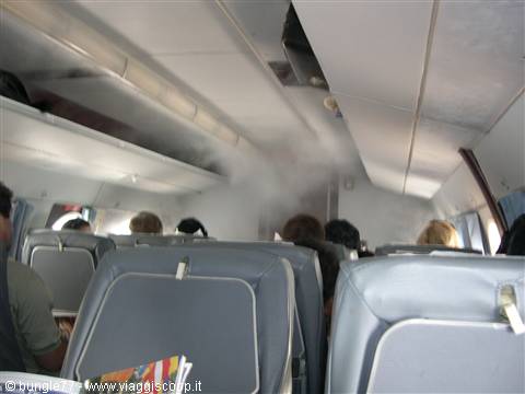 10 - una strana nebbia esce dall'aereo