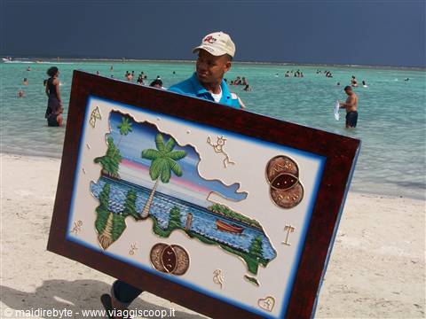 Un venditore di quadri tipici in spiaggia a Boca Chica