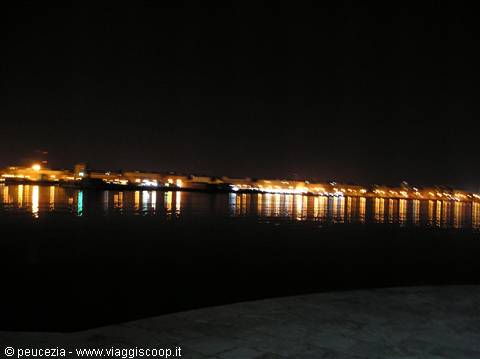 Bari dal faro by night
