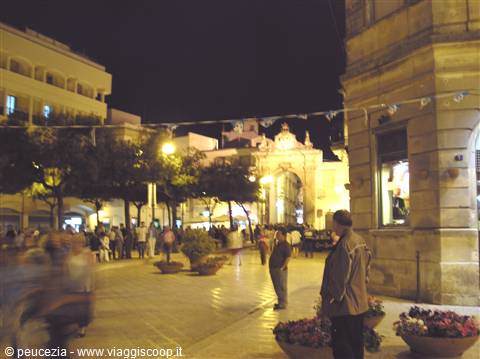 piazza antistante i lcentro storico di Martina Franca con l'arco di san Martino sullo sfondo