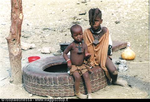 Bambini in un villaggio Himba