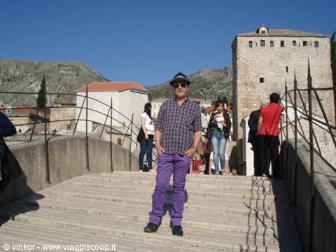 Io sul ponte di Mostar coi pantaloni grillini viola