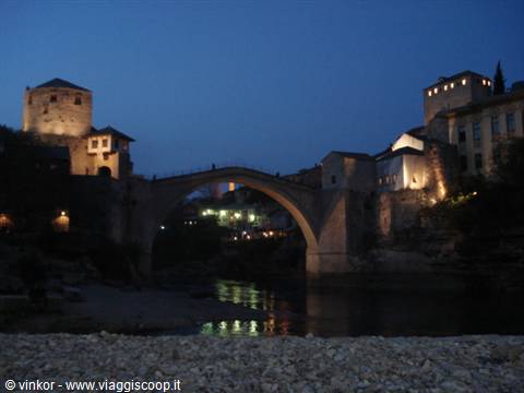 Mostar: veduta notturna del ponte