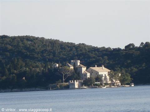 isola di Mljet: monastero sull'isola del veliko jezero