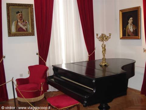Bar: stanza del palazzo di re Nicola con foto dei reali