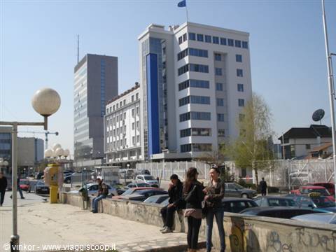 Prishtina: palazzi moderni e ragazze kosovare