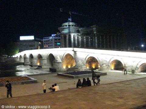 Skopje: il ponte cittadino sul fiume Vardar