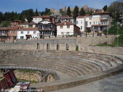 Ohrid: teatro greco e case tipiche di Ohrid