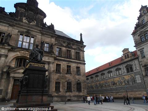 monumento e parete con immagini dei re prussiani