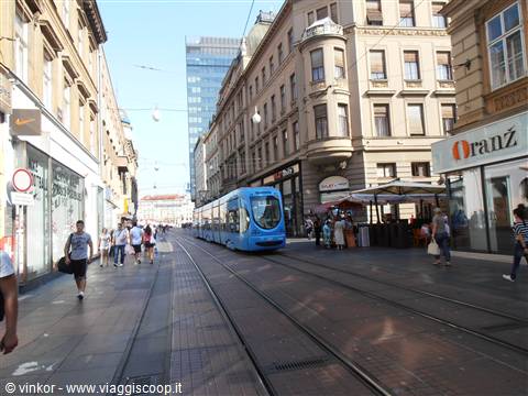 la via dello shopping col tram blu dell'ottima rete 