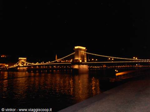 veduta notturna del ponte delle catene