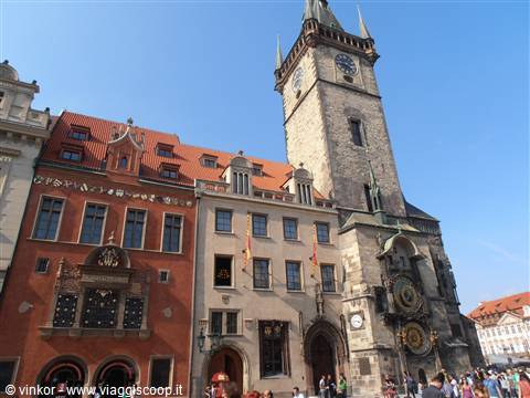 il municipio antico con la torre dell'orologio