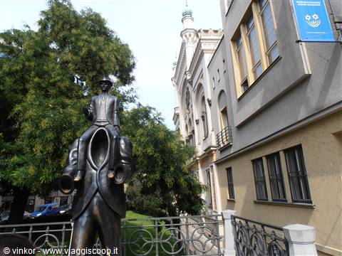 la statua dedicata a Franz Kafka