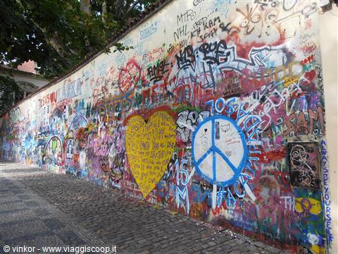il muro coi graffiti dedicati a John Lennon
