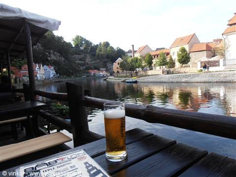 una birra ceca lungo il fiume