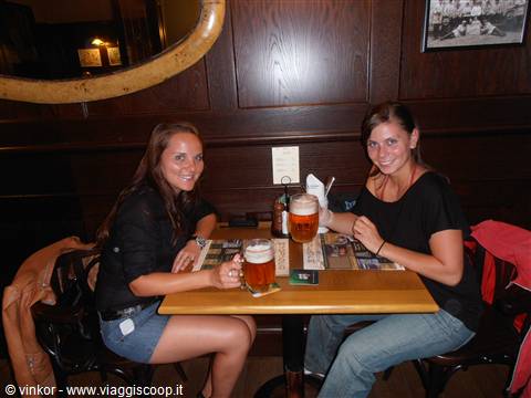 due belle ragazze ceche in birreria a Brno