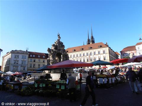 la piazza del mercato con la fontana antica