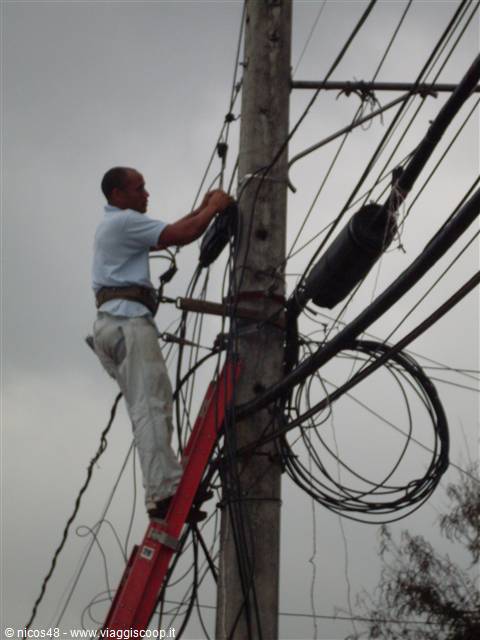 Tecnico intento a riparare fili elettrici