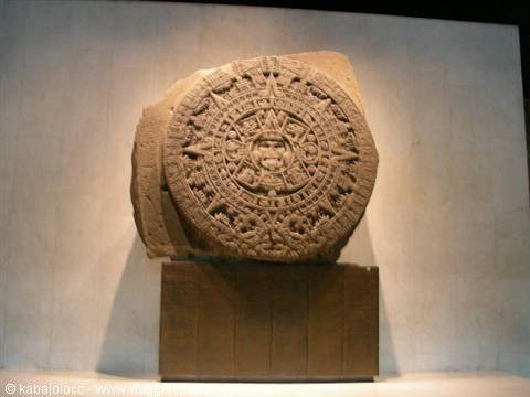 Mexico city: Museo Nacional de Antropologia - la pietra calendariale degli Aztechi 