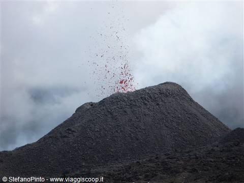 Vulcano Piton de la Fournaise (2632m) in eruzione.