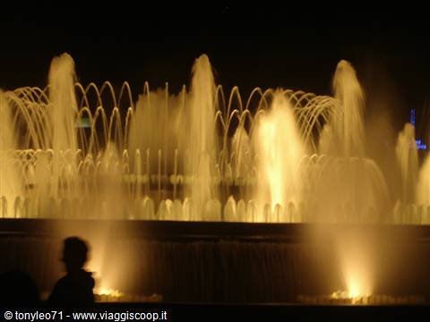 passeggiata alla Fontana Magica, splendido gioco di acqua e luci al centro di Barcellona !!!