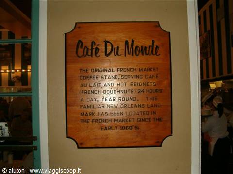 Quartiere Francese - Cafè Du Monde - Aperto 24 ore al giorno 7 giorni su 7 tranne a Natale e Uragani