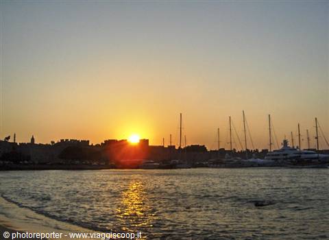 Porto di Rodos al tramonto