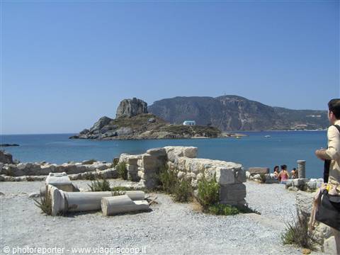 Aghios Nicolas,vista dalla spiaggia con le rovine