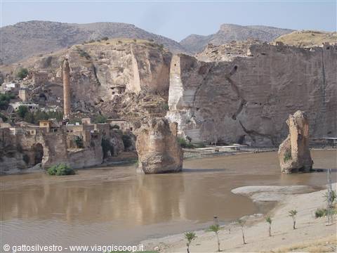 Hasankeyf, resti del ponte romano sul fiume Tigri