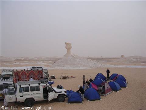 ... a sera si montano le tende nel deserto bianco!