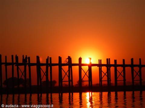 Mandalay: ponte U-Bein al tramonto