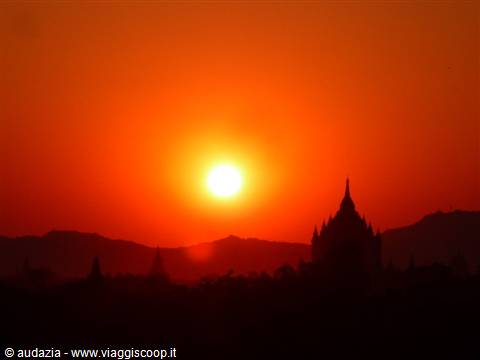 tramonto sulle pagode di Bagan