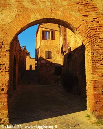 Castelli e borghi medievali in Toscana. I mattoni rossi di Certaldo Alto (FI)