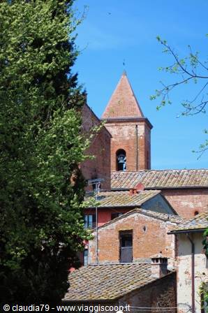 Castelli e borghi medievali in Toscana, Certaldo Alto (FI) con tipico cipresso toscano