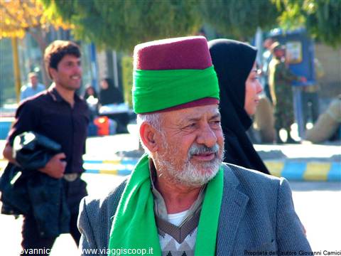 Mashhad-anziano in pellegrinaggio al santuario dell'Iman Reza