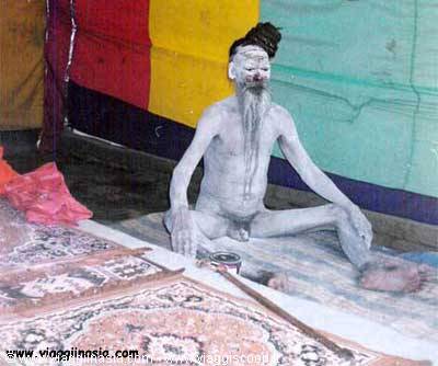 un naga sadhu in meditazione