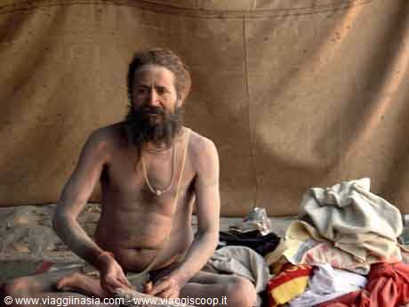 sadhu nella sua tenda