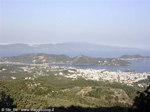 Vista dall'alto di Skiathos citta'