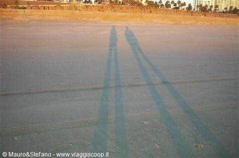 L'ombra di Mauro e Stefano sulle spiagge di Newport Beach